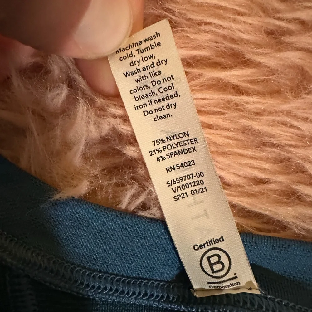 Bundle of 2 Subtle Patterned Large Athleta Momentum Tops in Burgundy & Teal - Picture 7 of 12